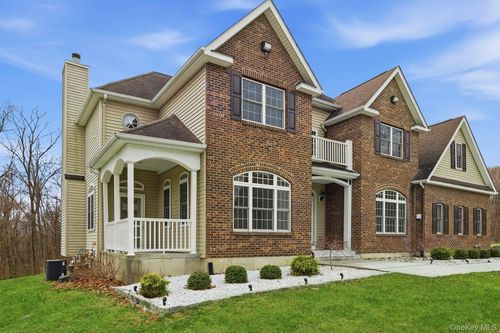 37 Willets Way, Newburgh, NY, 12550-8781 | Card Image