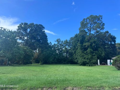 2 Greenbriar Dr, Gulfport, MS, 39507-4215 | Card Image