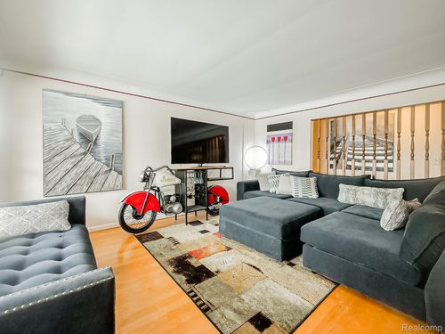 31745 Schoolcraft, Fraser, MI, 48026-3641 | Card Image