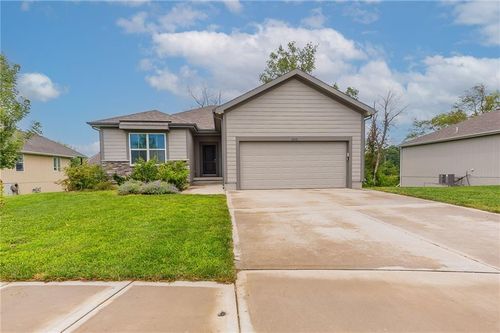 10110 Siena Dr, Peculiar, MO, 64078-7818 | Card Image