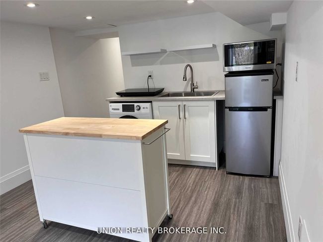 LOWER - 142 Pickering St, House other with 1 bedrooms, 1 bathrooms and null parking in Toronto ON | Image 4