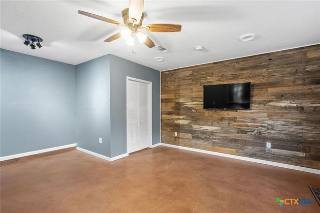 enclosed garage/2nd living area | Image 10
