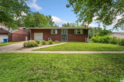 1013 Crestview Dr, Vermillion, SD, 57069-3523 | Card Image