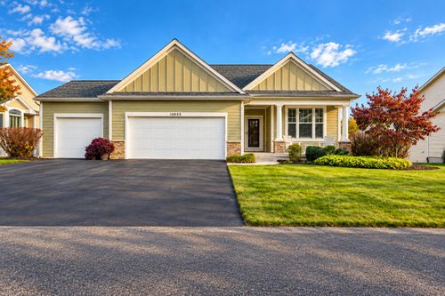 12525 Retreat Dr, Grand Haven, MI, 49417-7672 | Card Image