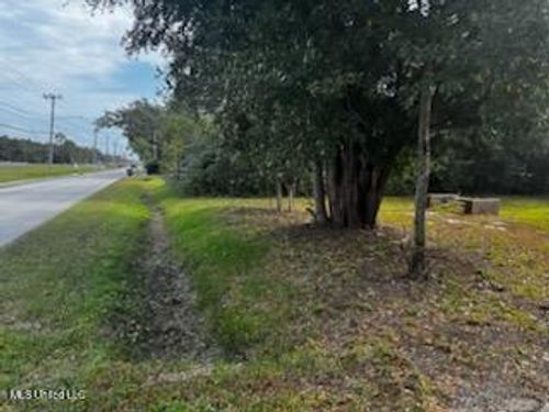214 S Central Ave, Waveland, MS, 39576-4118 | Card Image
