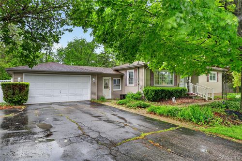 5090 Torrey Rd, Flint, MI, 48507-3804 | Card Image