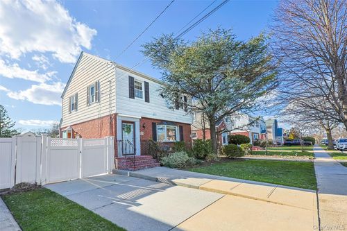 72 Spruce St, West Hempstead, NY, 11552-2011 | Card Image