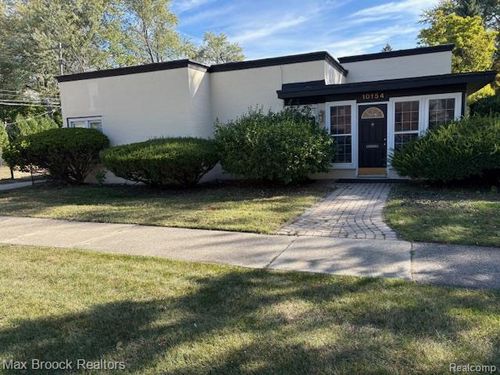 10154 Elgin Ave, Huntington Woods, MI, 48070-1513 | Card Image