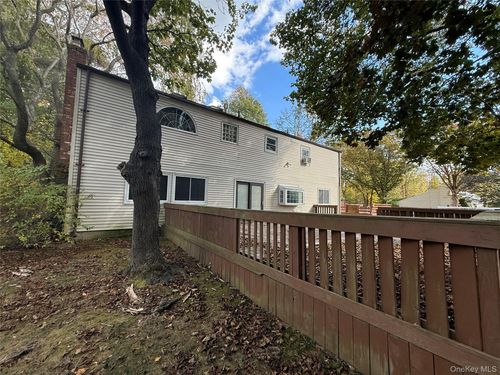 7 Shoreham Dr W, Dix Hills, NY, 11746-6580 | Card Image