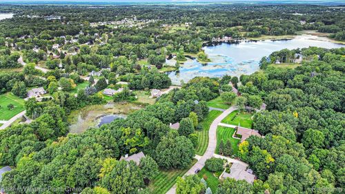 2435 Canyon Ridge Dr, White Lake, MI, 48383-2158 | Card Image