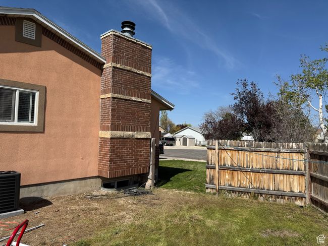 View of yard with fence and cooling unit | Image 15