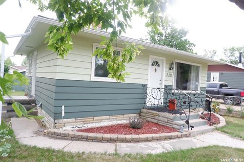 220 6th Avenue W, Assiniboia, SK, S0H0B0 | Card Image