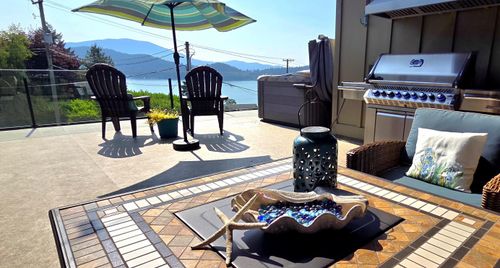 659-661 Gibsons Way, Gibsons, BC, V0N1V9 | Card Image