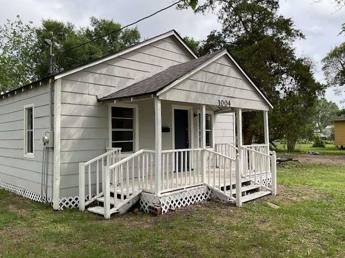 1004 Harlem St, El Campo, TX, 77437-4828 | Card Image