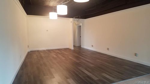 279 Railroad Ave, Sayville, NY, 11782-2748 | Card Image