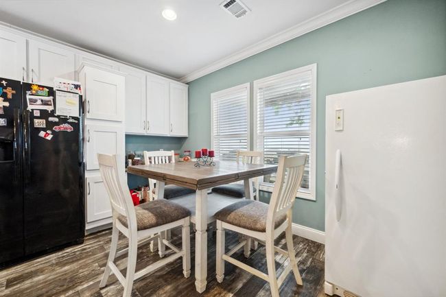 Your breakfast area overlooks the lake view- | Image 11