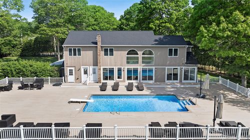 133 Old Country Rd, East Quogue, NY, 11942-3805 | Card Image