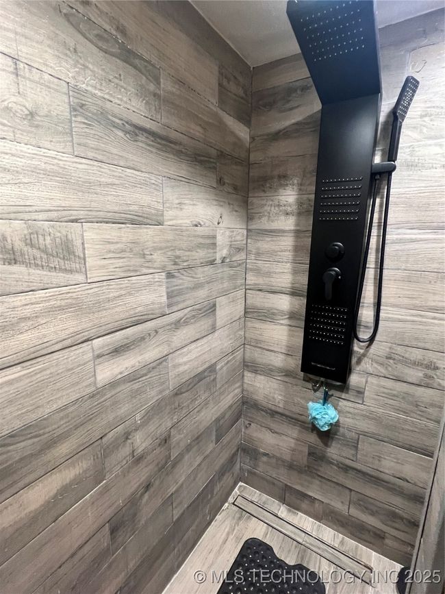 Bathroom with tiled shower | Image 17