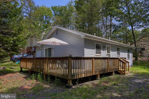 7942 Sleepy Hollow Dr, Tobyhanna, PA, 18466-3384 | Card Image