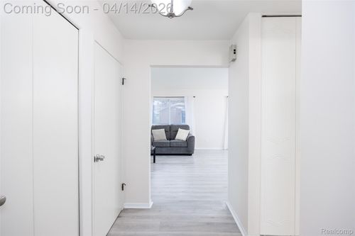 933 Kirts Blvd, Troy, MI, 48084-4837 | Card Image