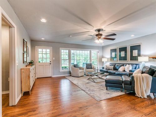 9805 Chesterton Pl, The Village, OK, 73120-3610 | Card Image