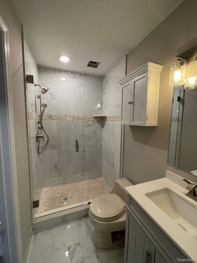 1012 Stratford Ln, Condo with 4 bedrooms, 3 bathrooms and null parking in Bloomfield Hills MI | Image 9
