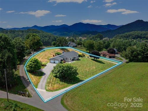 124 W Dogwood Cir, Burnsville, NC, 28714-8385 | Card Image