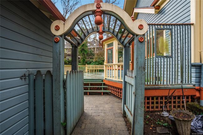 1023 St Charles St, House other with 3 bedrooms, 3 bathrooms and 6 parking in Victoria BC | Image 45