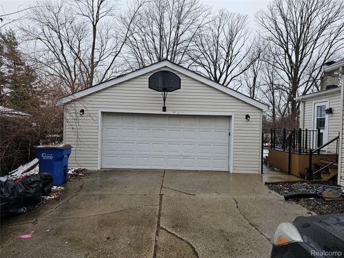 27519 Gilbert Dr, Warren, MI, 48093-4441 | Card Image