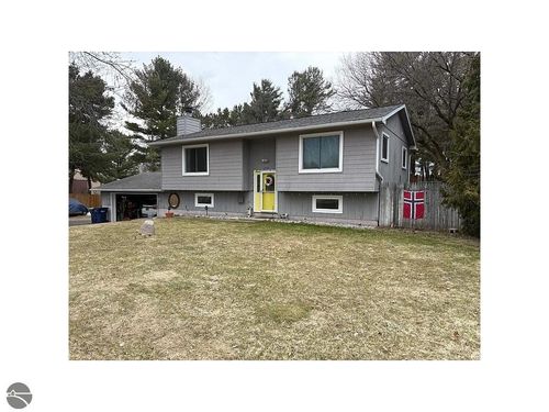 3134 Horseshoe Dr, Traverse City, MI, 49684-8904 | Card Image