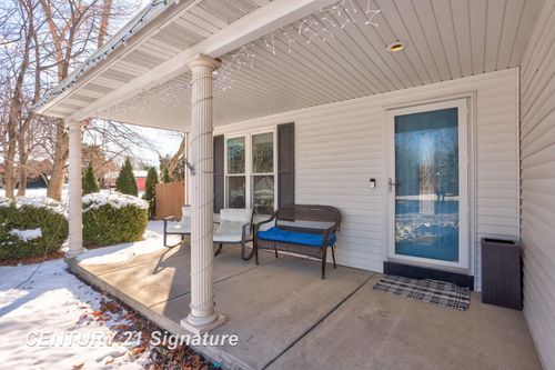 8183 N River Rd, Freeland, MI, 48623-9566 | Card Image