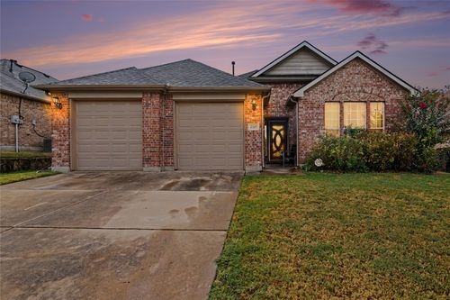 2707 Meadow Lake Dr, Grand Prairie, TX, 75050-1326 | Card Image