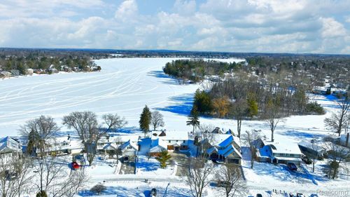 2863 Walmsley Circle Dr, Lake Orion, MI, 48360-1641 | Card Image