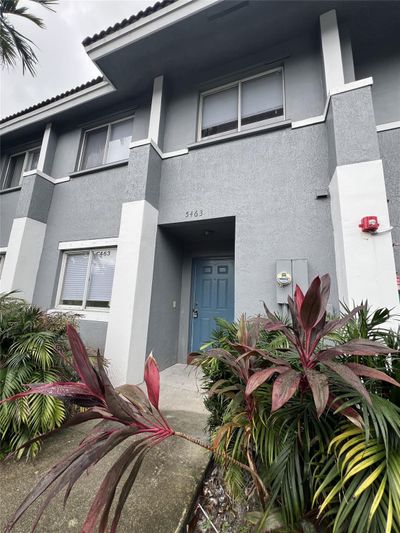 D24 - 5463 Sw 41, Townhouse with 3 bedrooms, 2 bathrooms and null parking in Pembroke Park FL | Image 2