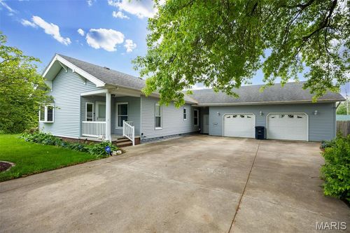 418 E Maple St, Gillespie, IL, 62033-1452 | Card Image