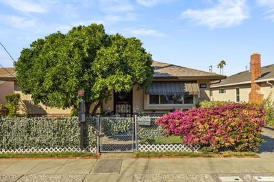 1025 Grand Street, Home with 4 bedrooms, 2 bathrooms and 2 parking in Redwood City CA | Image 2