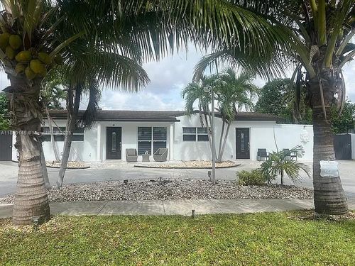 6520 W 8th Ln, Hialeah, FL, 33012-6426 | Card Image