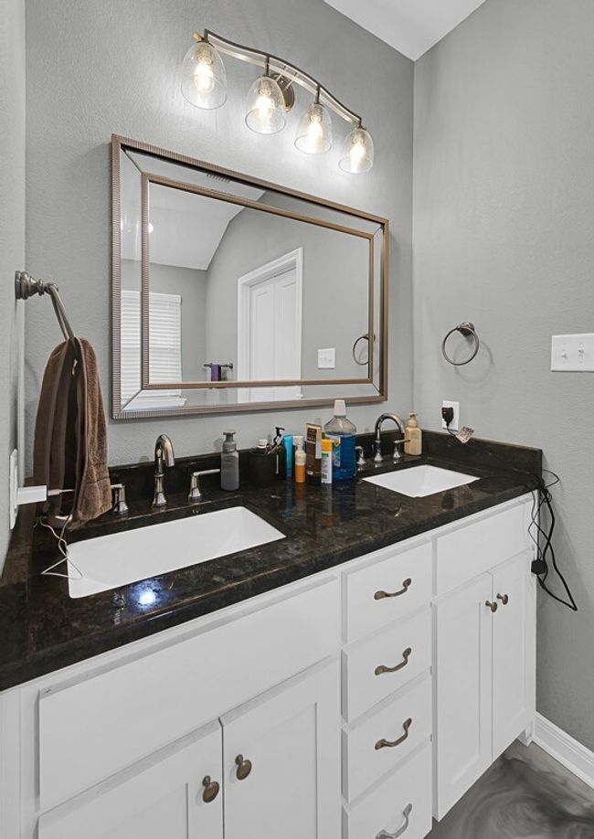 412 Travis Dr, House other with 4 bedrooms, 2 bathrooms and 2 parking in McGregor TX | Image 20
