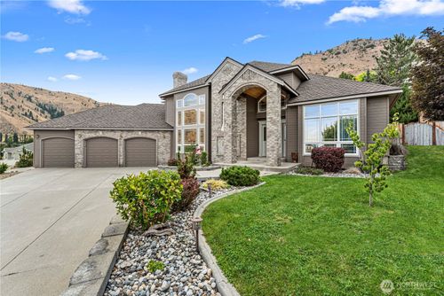 752 Castle Heights Dr, Wenatchee, WA, 98801-7320 | Card Image