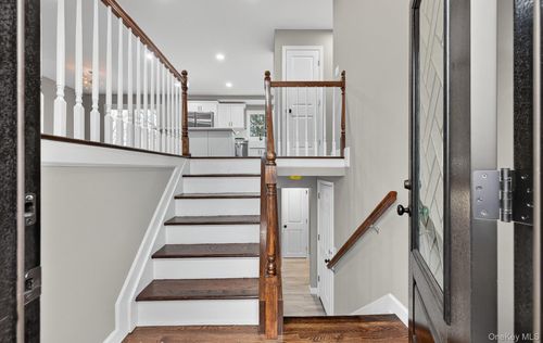 27 Claire Ln, Sayville, NY, 11782-2420 | Card Image