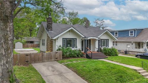 7530 Oak St, Kansas City, MO, 64114-1945 | Card Image