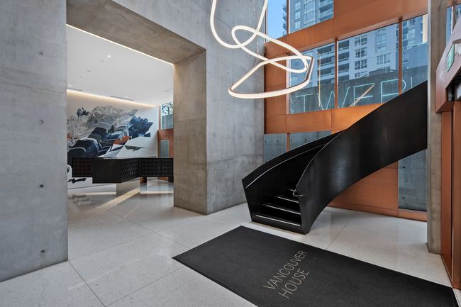 Building lobby with a high ceiling | Image 23