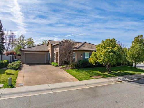 607 Woodacre Dr, Redding, CA, 96002-3555 | Card Image
