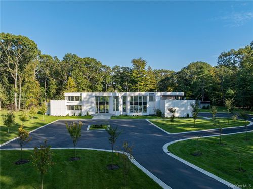 31 Chestnut Hill Dr, Oyster Bay, NY, 11771-2508 | Card Image