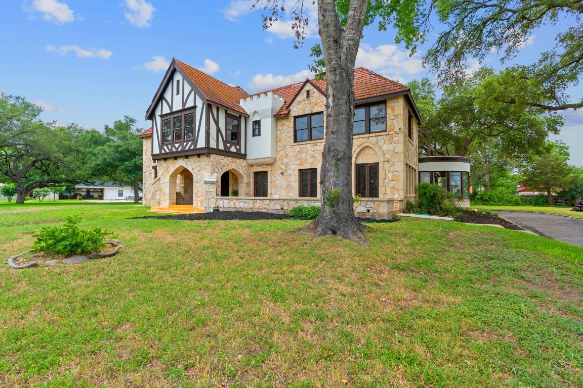 Magnolia St, Lockhart, TX 78644