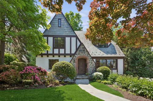 51 Vine Rd, Larchmont, NY, 10538-1215 | Card Image