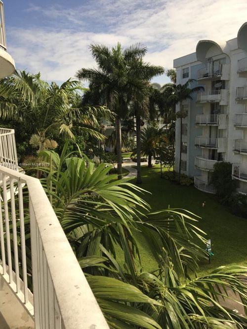 d401-498 Nw 165th Street Rd, Miami, FL, 33169-6454 | Card Image