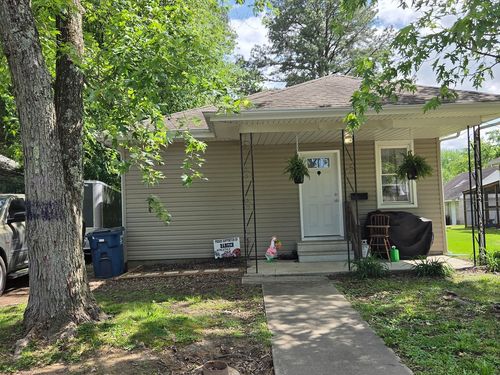 718 E Taylor St, Benton, IL, 62812-3001 | Card Image