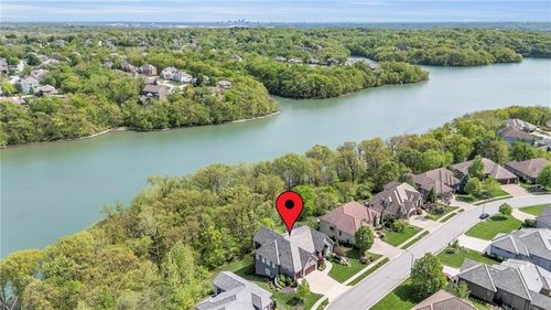 6325 Edgewater Dr, Parkville, MO, 64152-6224 | Card Image