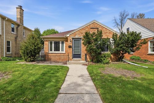 5723 N Crestwood Blvd, GLENDALE, WI, 53209-4309 | Card Image